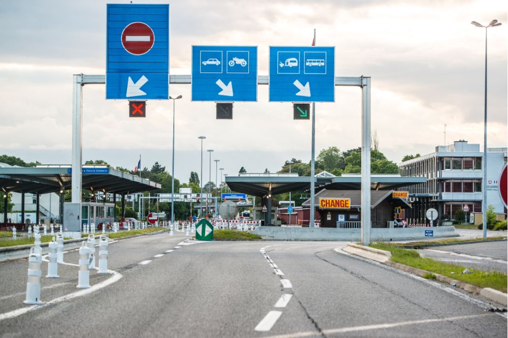 Pohľad z cesty na dopravné značenie na hraničnom priechode