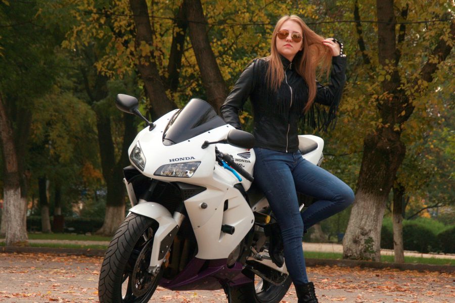 Žena na motorce