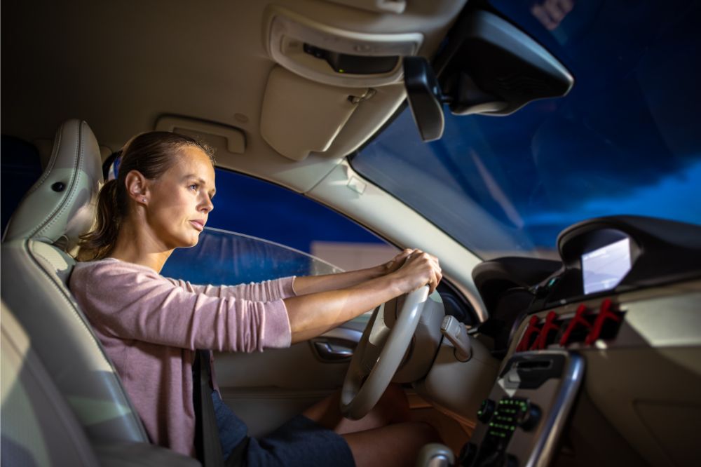 Unavená žena pri jazde vetrá