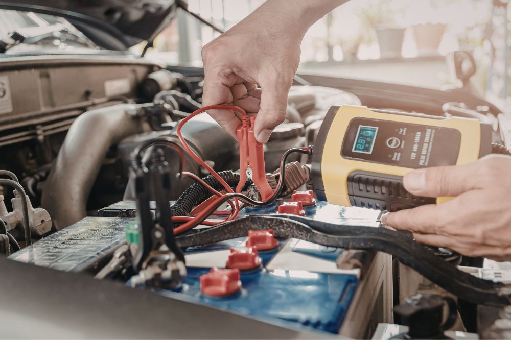 Automechanik kontroluje napätie autobatérie