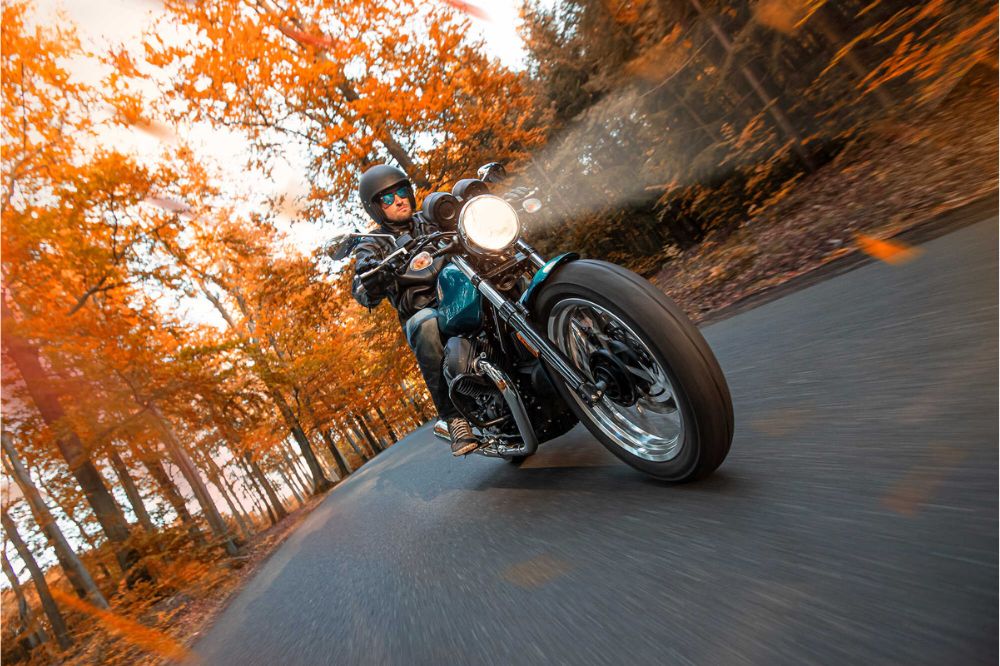 Motocyklista si užíva jesennú jazdu