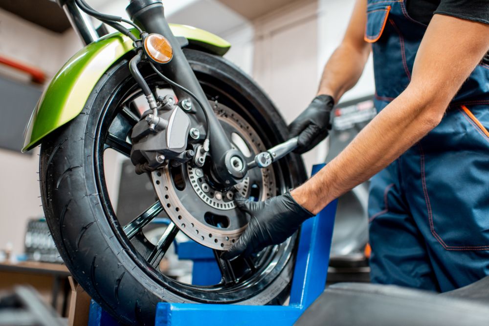 Mechanik pri &uacute;držbe prednej brzdy motocykla