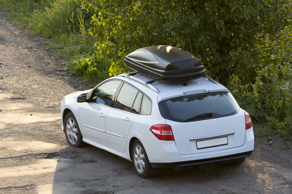 Auto so strešným boxom