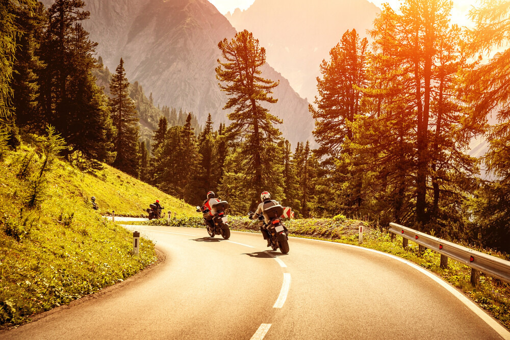 Dve motorky na horskej ceste.