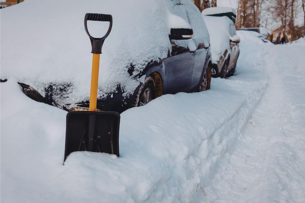 Kompaktná lopatka na sneh do auta zapichnutá v snehu