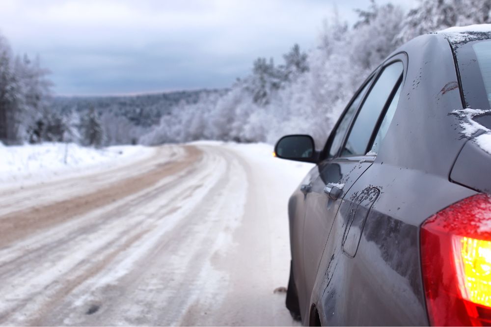 Auto stojí v snehovom záveji s rozsvietenými výstražnými svetlami