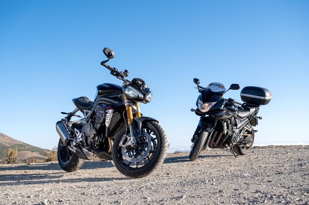 Dva motocykle na pozadí oblohy