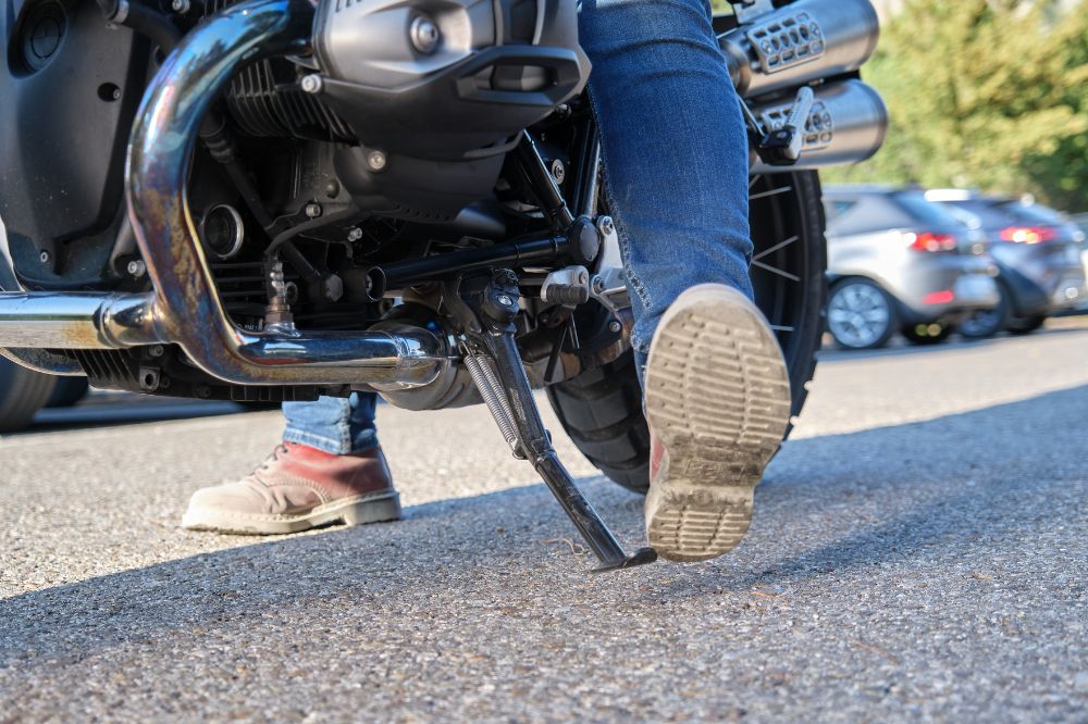 Motorkár ukazuje gesto nohou – poďakovanie za ohľaduplnosť