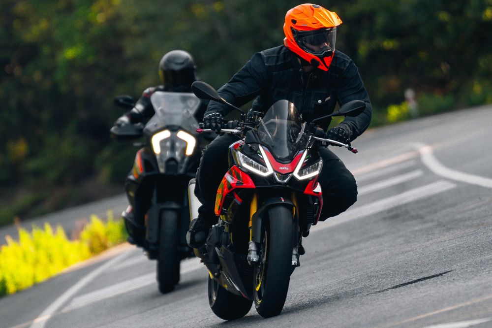 Dvaja motorkári za sebou vchádzajú do zákruty