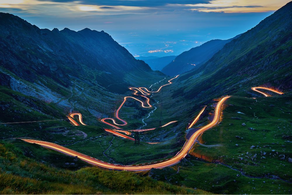 Pohled na večerní Transfagarasan v Rumunsku
