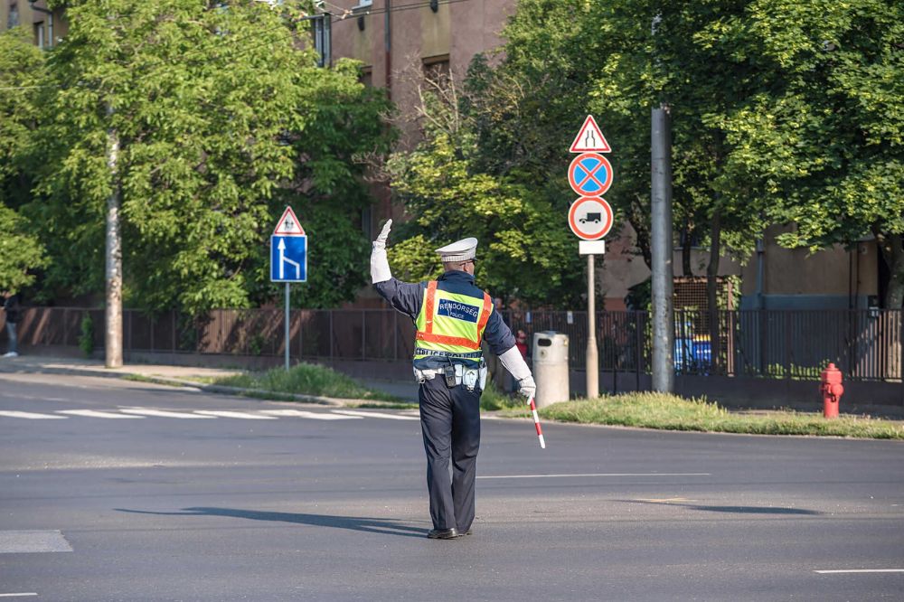 Policajt na križovatke dáva vodičom pokyn