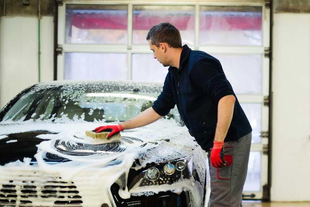 Ručné umývanie auta v autoumyvárni