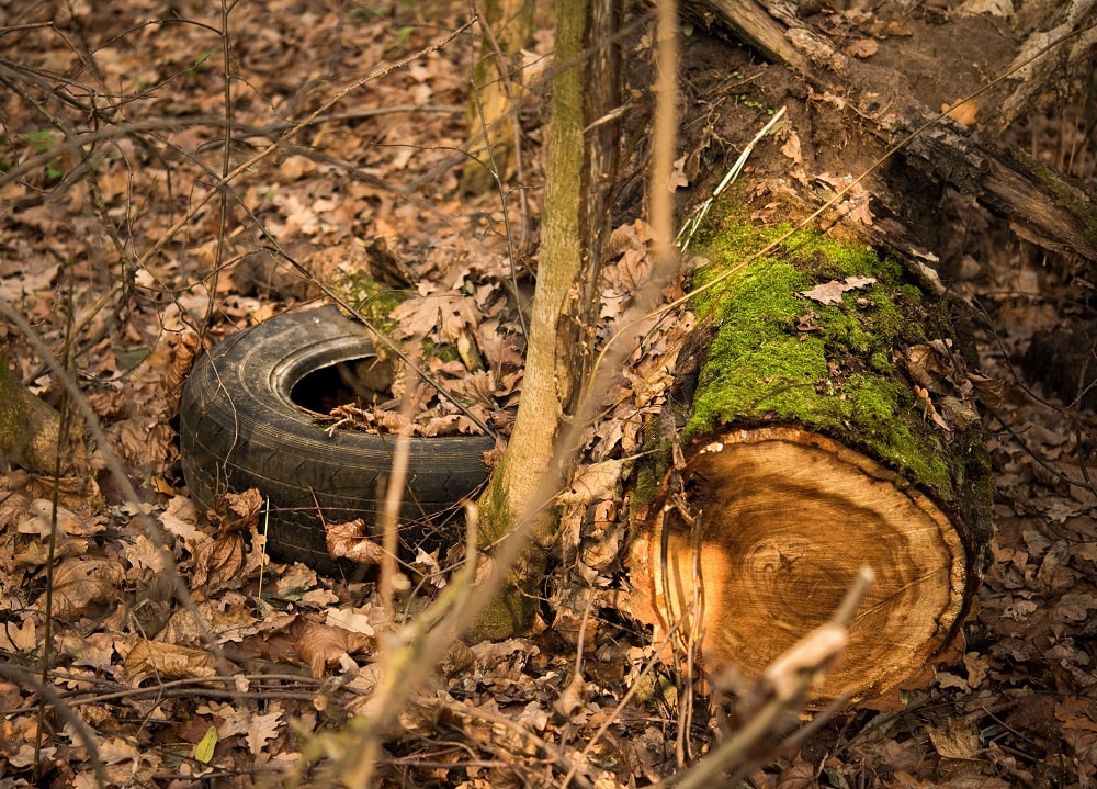 Nelegálne vyhadzovanie pneumatík do prírody