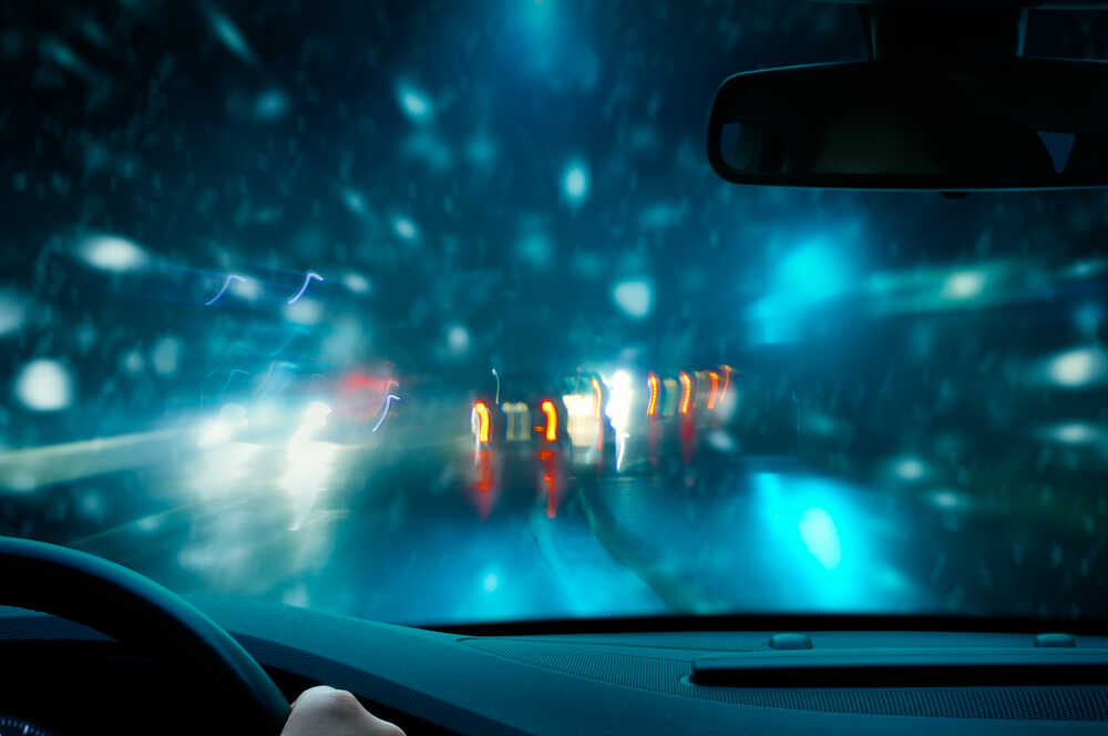 Jazda autom v daždi a mraze