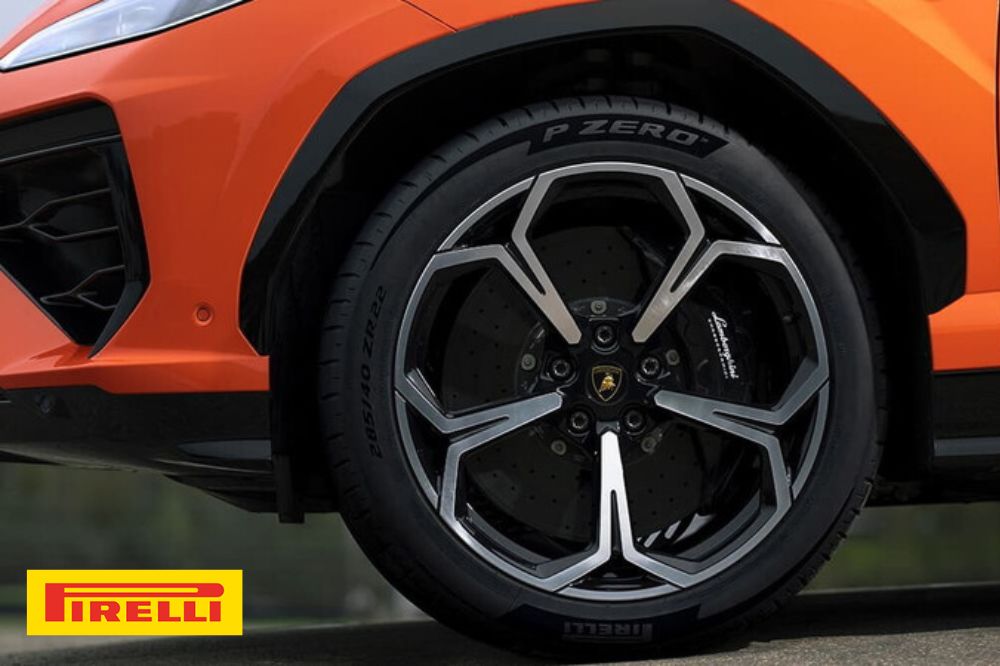 Detailn&yacute; z&aacute;ber na pneumatiku Pirelli P Zero PZ5 na Lamborghini