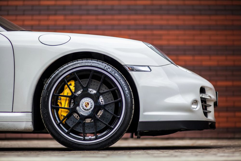 Bočný pohľad na predné koleso vozidla Porsche