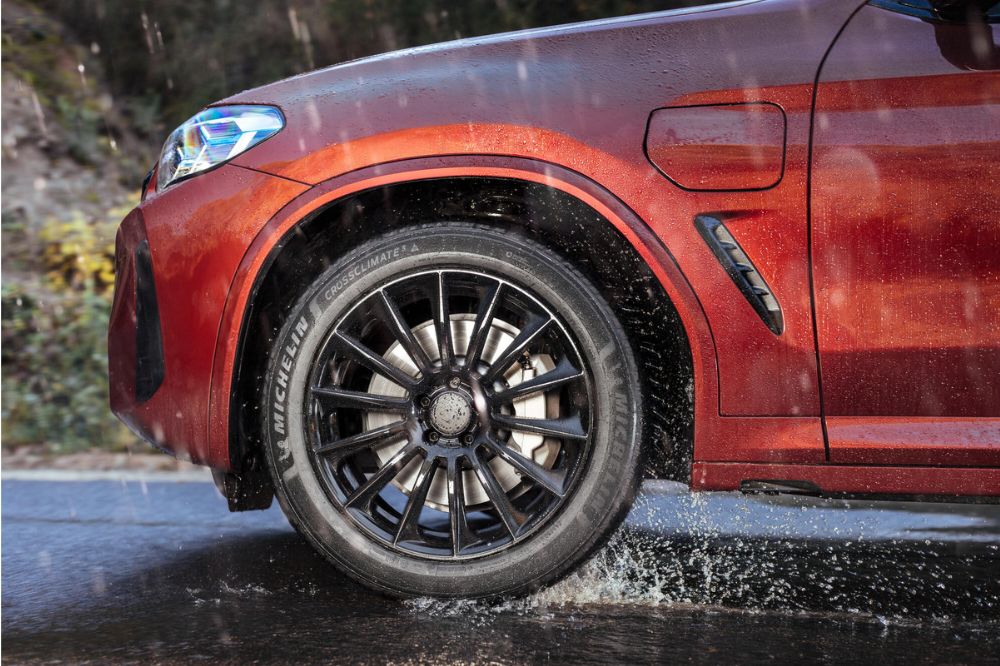 Vozidlo s novými celoročnými pneumatikami Michelin CrossClimate 3