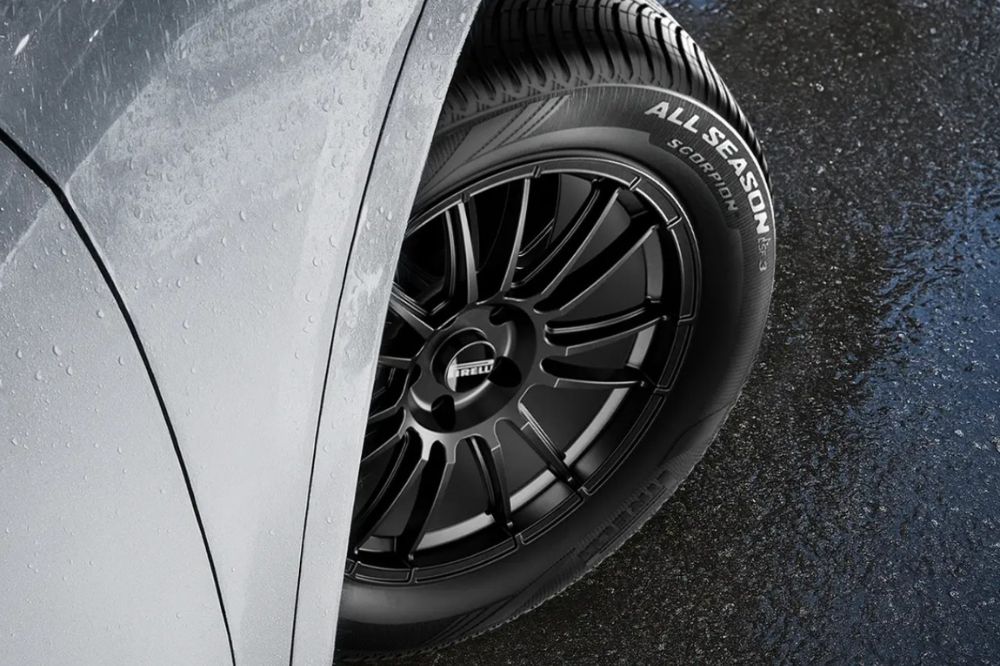 Detailný záber na pneumatiku Pirelli Scorpion AS SF3 na aute