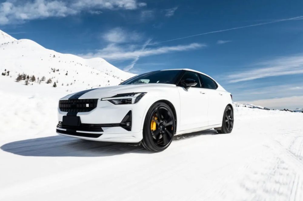 Biele auto v zasnežených horách s pneumatikami Pirelli P Zero Winter 2