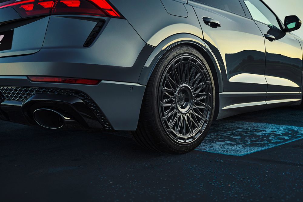 Detailný záber na disky AEZ Tokio black na vozidle Audi RS Q8