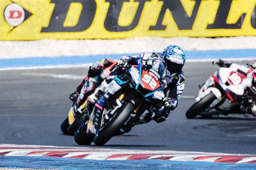Pretek&aacute;ri na motork&aacute;ch s pneumatikami Dunlop klopia z&aacute;krutu na okruhu