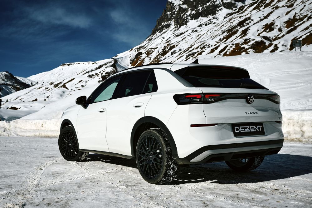 Zadn&yacute; bočn&yacute; pohľad na Volkswagen T-Roc s diskami DEZENT KY