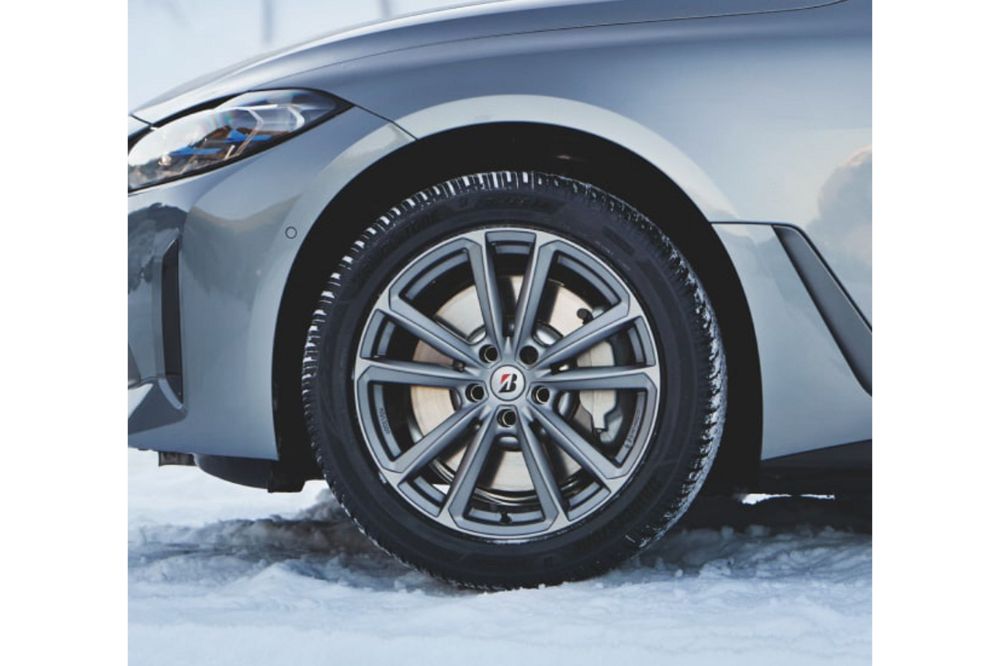 Bočný pohľad na prednú pneumatiku Bridgestone Blizzak 6 na snehu