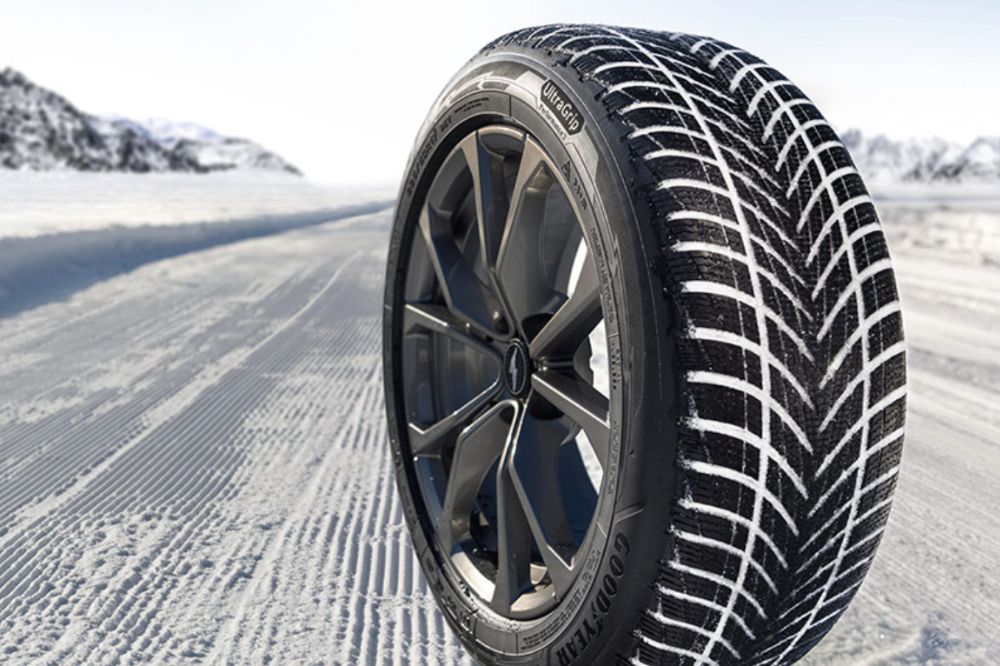 Detail dezénu zimnej pneumatiky Goodyear UltraGrip Performance 3 na upravenom snehu