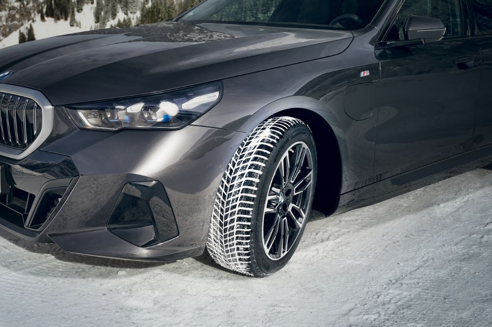 Pohľad na auto na zimnej ceste s pneumatikami Hankook Winter i*cept evo4