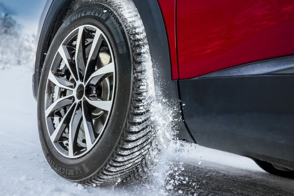 Detail pneumatiky Michelin Pilot Alpin 7 pri jazde na snehu