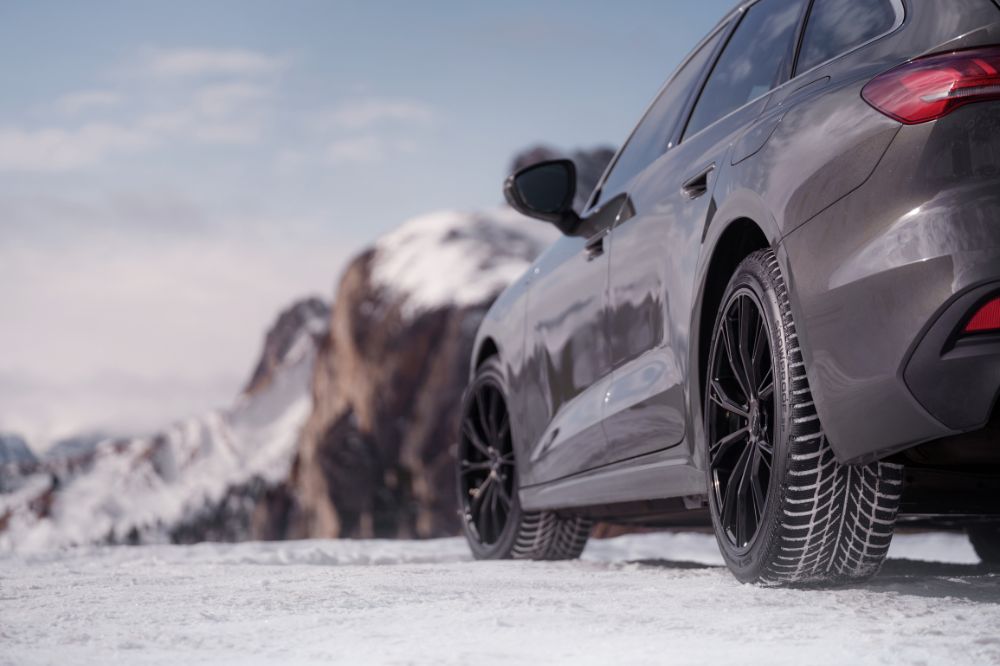 Pohľad na auto zozadu v zimnej krajine s pneumatikami Nokian Tyres Snowproof 3P