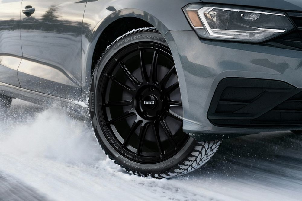 Detailný záber na prednú pneumatiku Pirelli Cinturato Winter 3 pri jazde na snehu