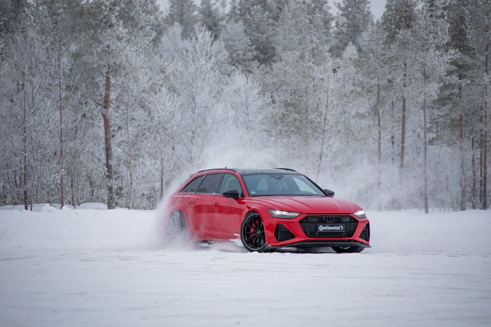 Červen&eacute; Audi testuje zimn&eacute; pneumatiky Continental na snehu